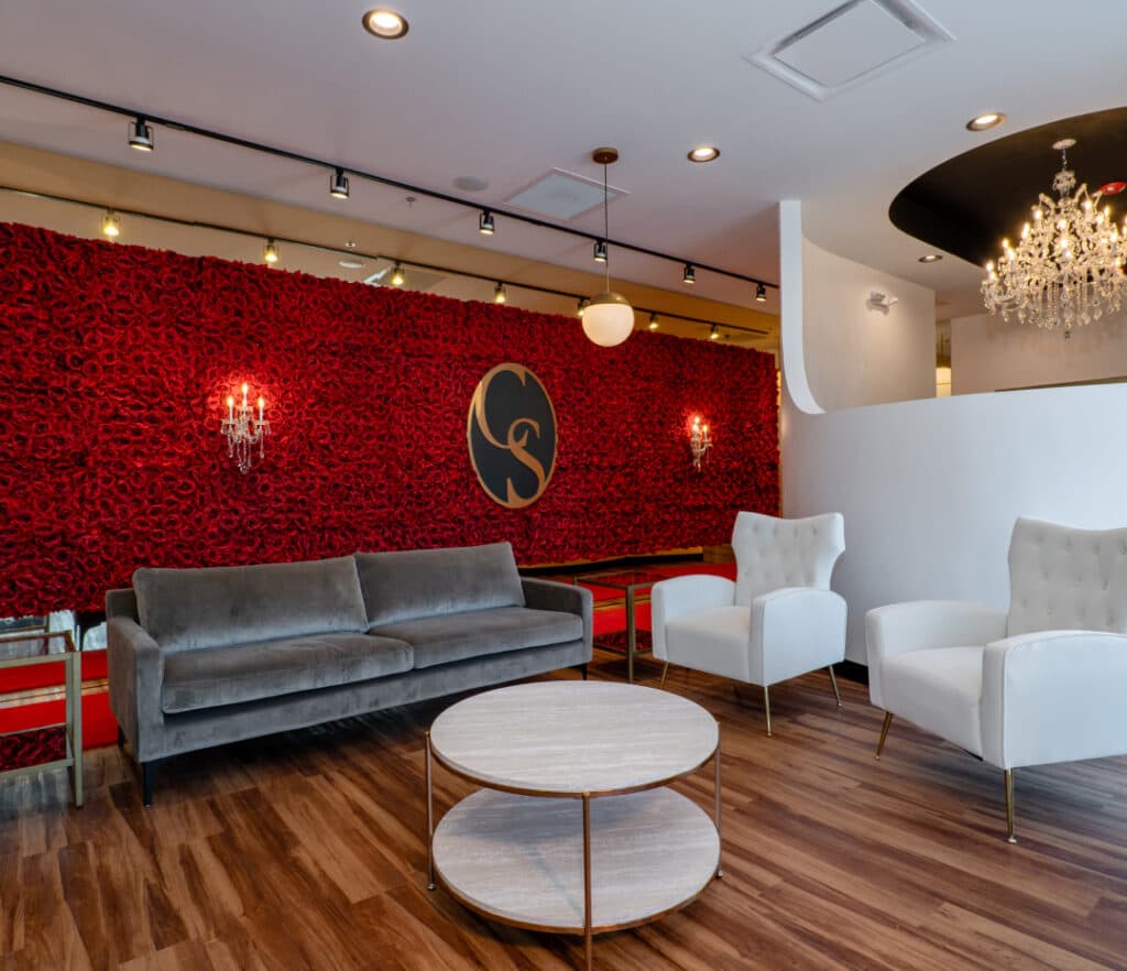 Personalized Cosmo studio with rose wall and branded atmosphere